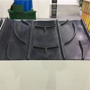 สายพานลำเลียงเชฟรอนแบบคลีต